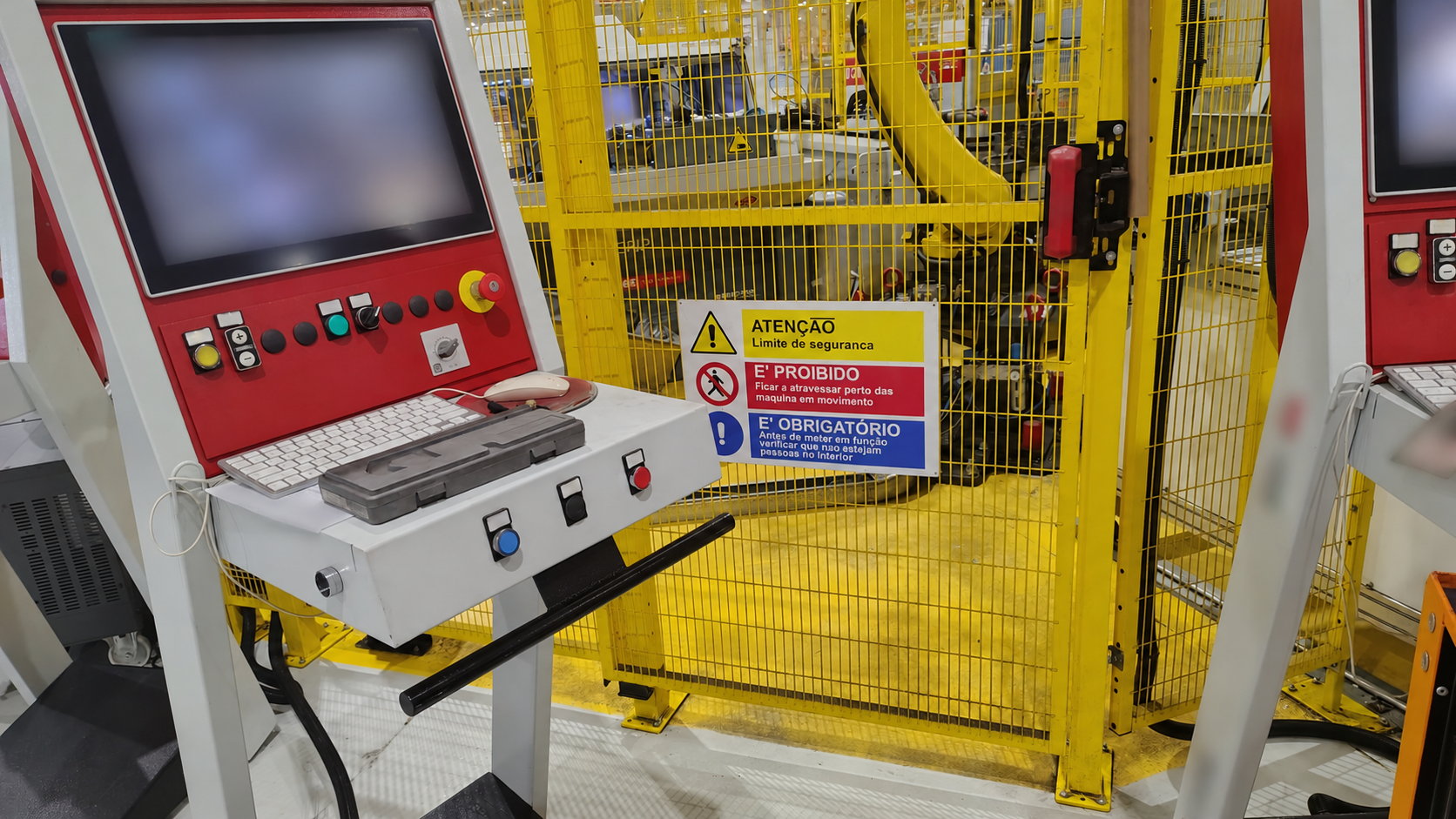 Estações de operação industrial, com telas e identificações protegidas